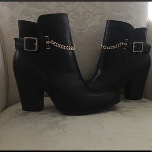 Versace  Donnie women’s size 7 brand new.